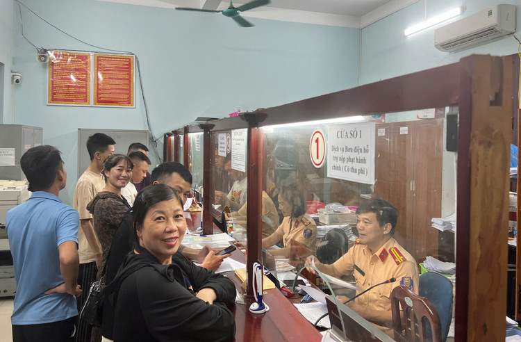 Ngoài giời hành chính, nhưng lực lượng CSGT Công an tỉnh Bắc Ninh vẫn căng mình làm việc giải quyết nhanh gọn, văn minh và đúng pháp luật mọi thủ tục vi phạm giao thông. c7d832cd-9379-4cfe-853d-59542a1465eb.jpg