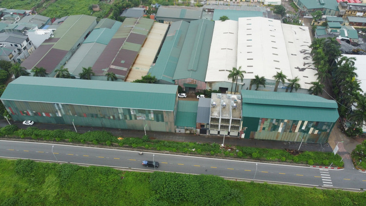 Dãy nhà liền kề bị phản ánh "mọc" trên đất phi nông nghiệp ngoài đê sông Đuống. anh-3.jpg
