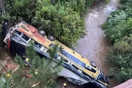 Lật xe buýt ở Argentina, hơn 40 người thương vong