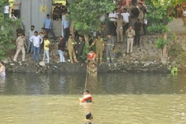 Cứu người nhảy kênh tự vẫn, cảnh sát giao thông tử vong