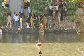 Cứu người nhảy kênh tự vẫn, cảnh sát giao thông tử vong