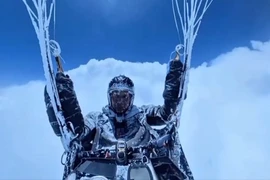 Chơi dù lượn, người đàn ông bị cuốn lên độ cao hơn 8.000 mét