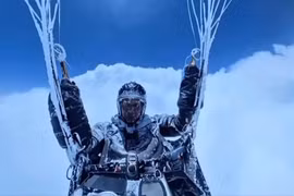 Chơi dù lượn, người đàn ông bị cuốn lên độ cao hơn 8.000 mét