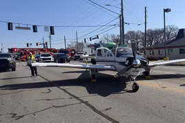 Máy bay hạ cánh khẩn cấp xuống đường, đâm loạt phương tiện ở Mỹ