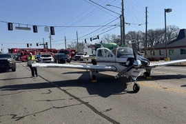 Máy bay hạ cánh khẩn cấp xuống đường, đâm loạt phương tiện ở Mỹ