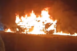 Xe buýt bốc cháy sau va chạm với xe tải, nhiều người thiệt mạng