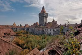 Khám phá loạt địa điểm bỏ hoang ấn tượng ở Hungary