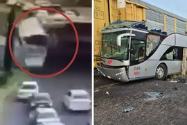 Tàu chở hàng đâm xe buýt hai tầng, hơn 70 người thương vong