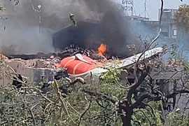 Hiện trường vụ rơi máy bay chở 242 người ở Ấn Độ