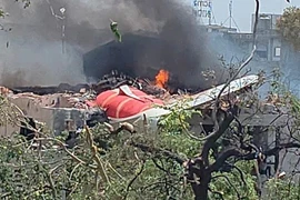 Hiện trường vụ rơi máy bay chở 242 người ở Ấn Độ