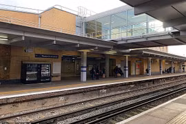 Thiếu nữ 17 tuổi bị cưỡng bức trong nhà vệ sinh trên tàu