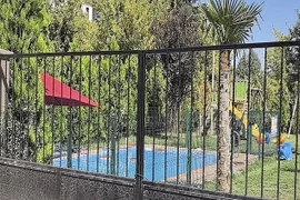 Bé gái 4 tuổi tử vong khi học bơi trong nhà trẻ