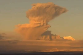 Khoảnh khắc núi lửa phun trào ở Nga, cột khói bụi cao 7 km