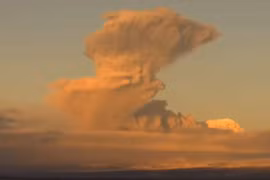 Khoảnh khắc núi lửa phun trào ở Nga, cột khói bụi cao 7 km