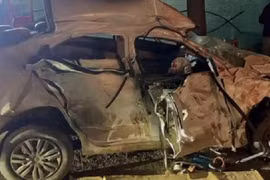 Ô tô tông vào xe bán tải đang đỗ, 9 người tử vong