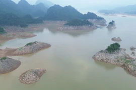  Mực nước hồ thủy điện Hòa Bình thấp kỷ lục