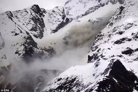 Khoảnh khắc ngôi làng bị chôn vùi vì sạt lở sông băng