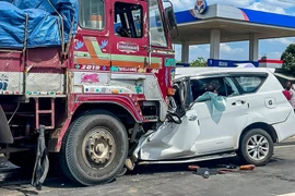 Ô tô tông trực diện xe tải, 6 người thiệt mạng 