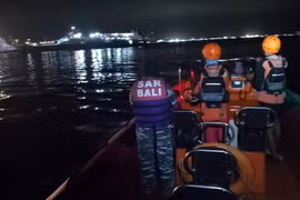 Chìm phà gần đảo Bali khiến nhiều người thiệt mạng, mất tích