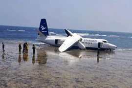 Máy bay chở khách trượt khỏi đường băng, lao ra bờ biển