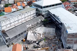 Thương vong mới nhất trong vụ sập trường học ở Indonesia