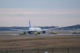 Máy bay chở 290 người hạ cánh khẩn ở Mỹ vì hỏng động cơ