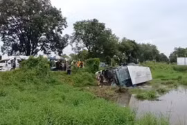 Lật xe buýt trường học ở Thái Lan, nhiều học sinh bị thương