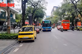 Ô tô chiếm dụng điểm dừng xe buýt, hành khách đối mặt mất ATGT