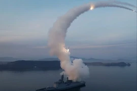 Ông Kim Jong Un cùng con gái theo dõi vụ thử tên lửa hành trình