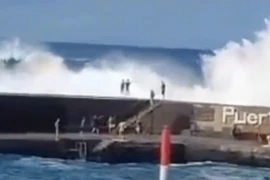 Khoảnh khắc 'sóng thần' tấn công đảo ở Tây Ban Nha, nhiều thương vong