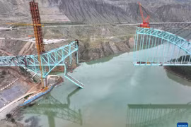 Hiện trường đứt dây cáp cầu đang xây ở Trung Quốc, 7 người thiệt mạng