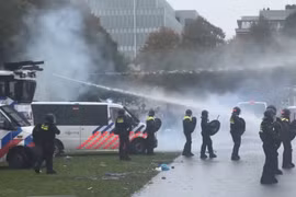 Cảnh sát Hà Lan dùng vòi rồng giải tán người biểu tình chống nhập cư