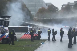 Cảnh sát Hà Lan dùng vòi rồng giải tán người biểu tình chống nhập cư