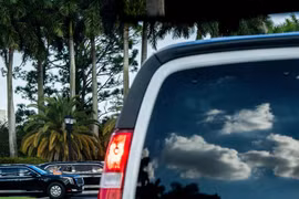 Đoàn xe của Tổng thống Trump phải chuyển hướng vì 'vật thể khả nghi'