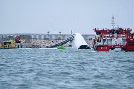 Máy bay Boeing đâm vào xe trên mặt đất lao xuống biển