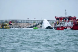 Máy bay Boeing đâm vào xe trên mặt đất lao xuống biển