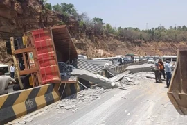 Xe tải lật đè trúng xe lam, 7 người tử vong thương tâm