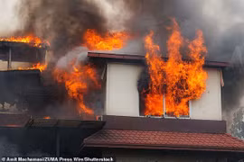 Toàn cảnh thủ đô Nepal chìm trong khói lửa giữa biểu tình bạo lực