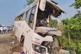 Xe buýt va chạm xe tải, 21 người thương vong