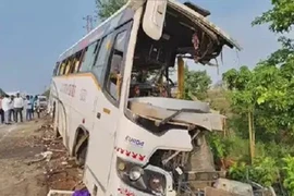 Xe buýt va chạm xe tải, 21 người thương vong