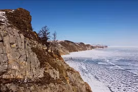 Xe chở khách du lịch rơi xuống hồ Baikal ở Nga