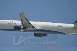 Máy bay chở 235 người hạ cánh khẩn vì cháy động cơ