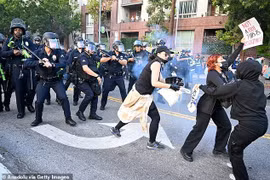 Biểu tình tiếp diễn, Los Angeles áp đặt lệnh giới nghiêm