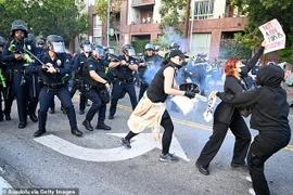 Biểu tình tiếp diễn, Los Angeles áp đặt lệnh giới nghiêm