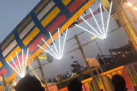 Xích đu khổng lồ gãy sập ở Ấn Độ, nhiều người thương vong