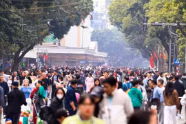 Biển người đổ về phố đi bộ Hồ Gươm