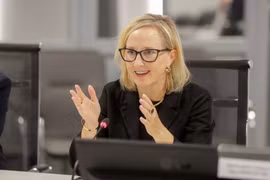 Vì sao Quyền Đại sứ Mỹ tại Ukraine Julie Davis từ chức?