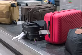 Phát hiện bé 2 tuổi trong vali ở khoang hành lý xe buýt