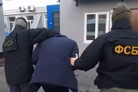 Khoảnh khắc an ninh Nga bắt giữ nghi phạm làm gián điệp cho Ukraine