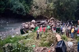 Lật xe buýt ở Mexico, hơn 40 người thương vong